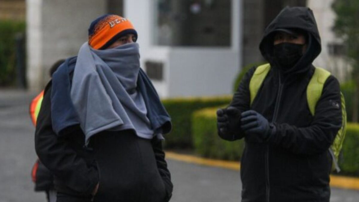 Habitantes de la CDMX se abrigan bien ante las temperaturas bajas que se han presentado