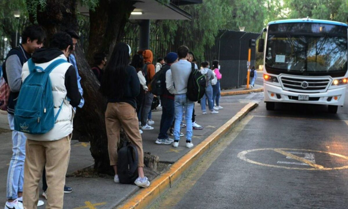 La Beca de transportes para universitarias y universitarios , está abierta a las personas estudiantes de Educación Superior inscritas en Instituciones Públicas en la CDMX o algún plantel de una Universidad Nacional ubicado en la ZMVM