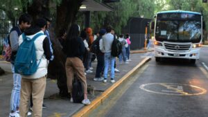 La Beca de transportes para universitarias y universitarios , está abierta a las personas estudiantes de Educación Superior inscritas en Instituciones Públicas en la CDMX o algún plantel de una Universidad Nacional ubicado en la ZMVM