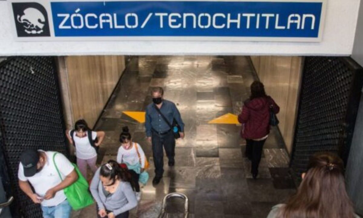 Puerta de la estación Zócalo- Tenochtitlan