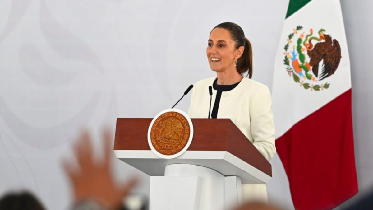 Sheinbaum, primera mujer en presidir aniversario de la Constitución.