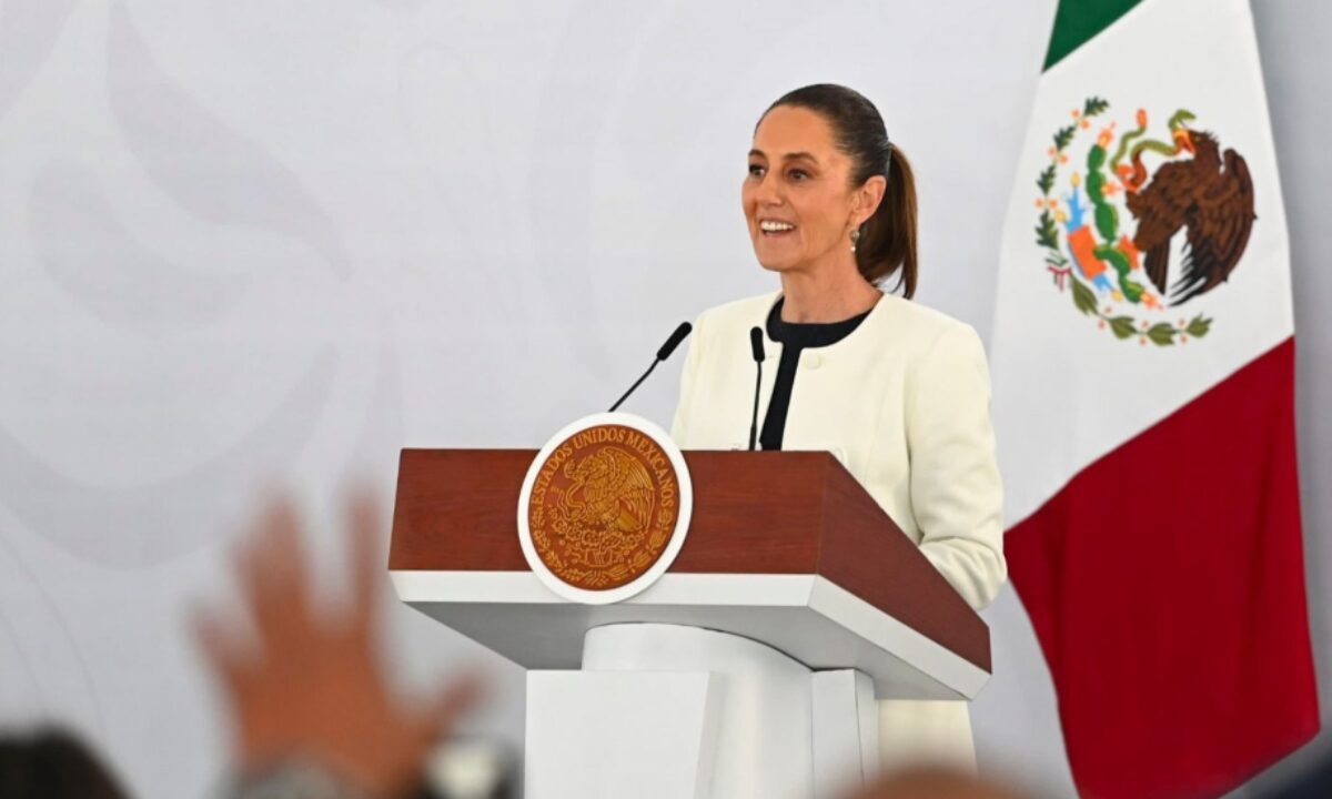 Sheinbaum, primera mujer en presidir aniversario de la Constitución.