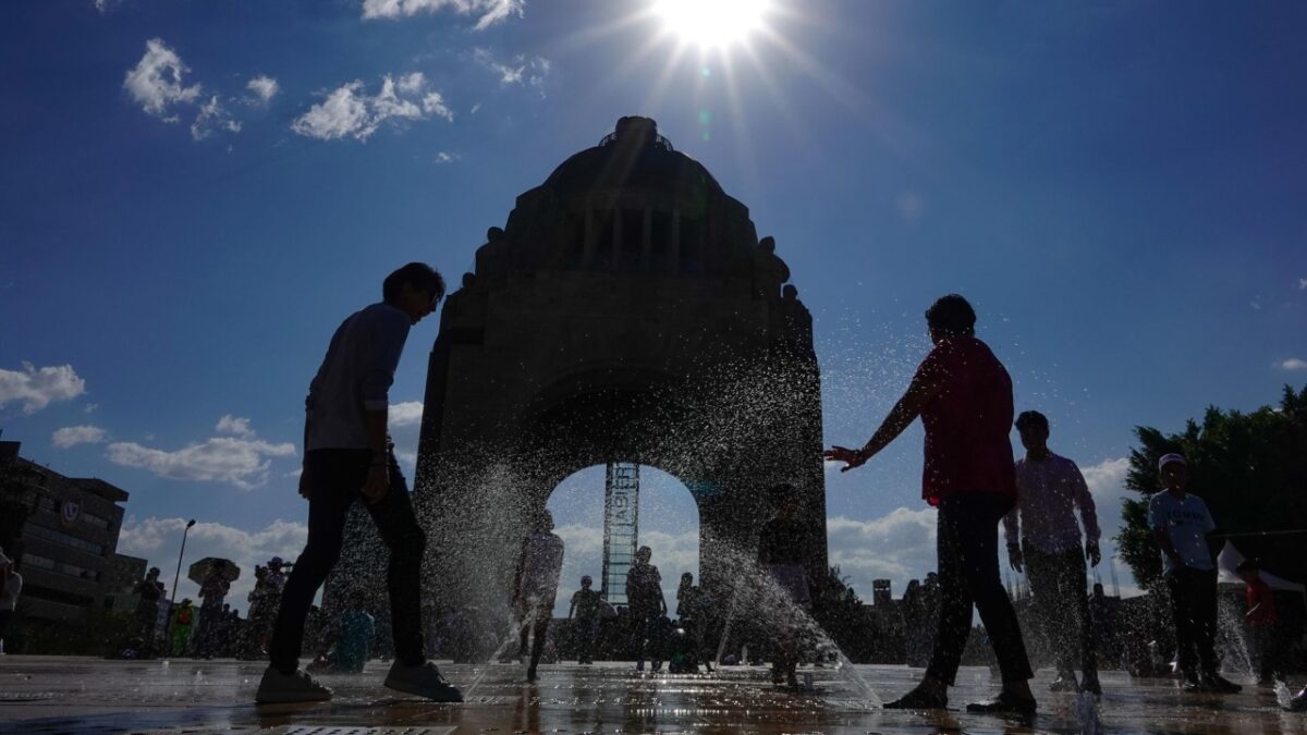 Clima caluroso en el monumento a la revolución