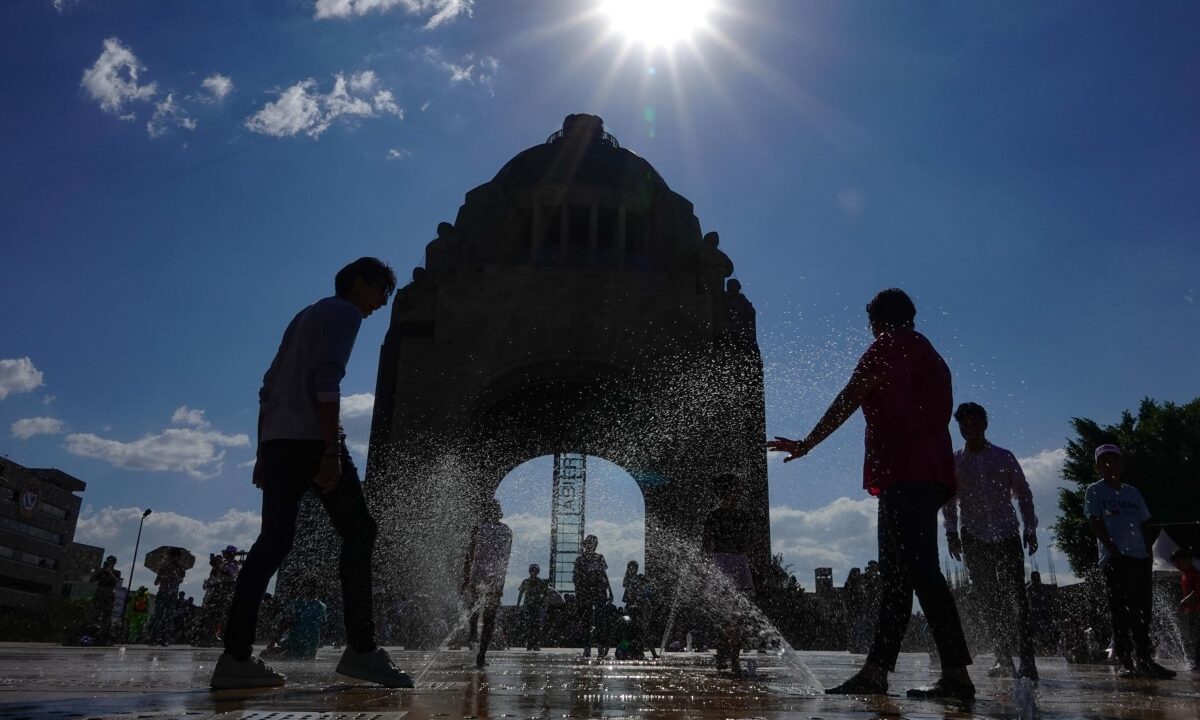 Clima caluroso en el monumento a la revolución