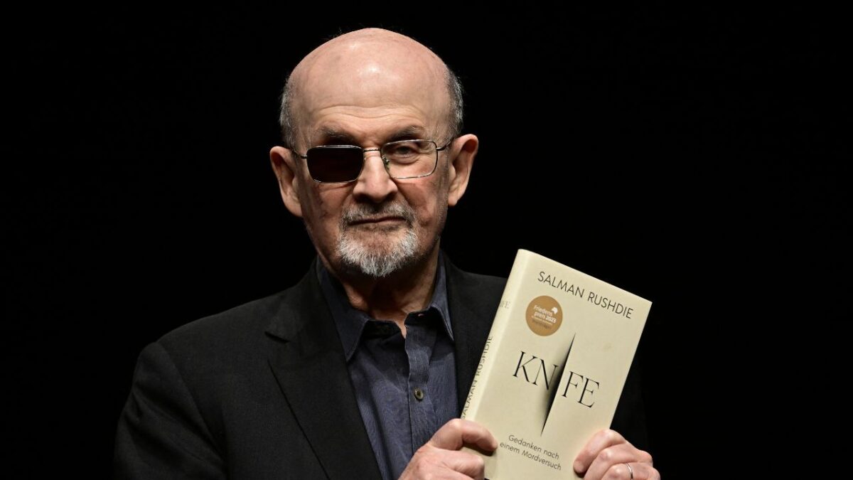 El escritor Salman Rushdie estuvo "peligrosamente cerca de morir", dijo ayer la fiscalía en el juicio al presunto artífice del ataque