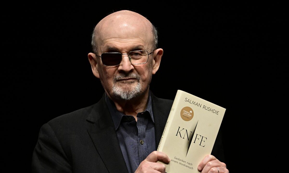 El escritor Salman Rushdie estuvo "peligrosamente cerca de morir", dijo ayer la fiscalía en el juicio al presunto artífice del ataque