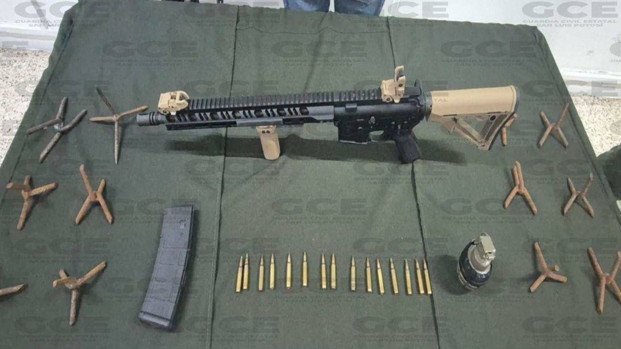 Aseguran armas, droga y equipo táctico a "El Alacrán"