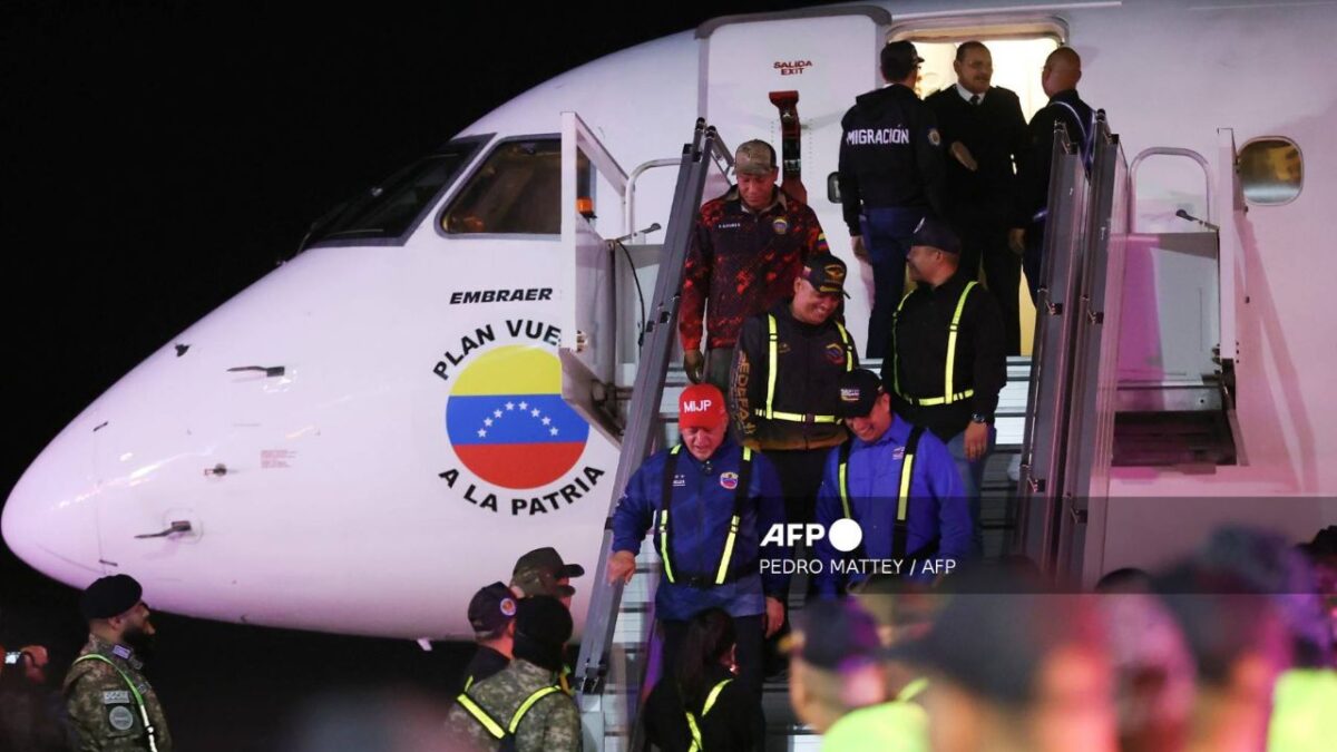 Diosdado Cabello, camina por el avión mientras los inmigrantes venezolanos deportados de los EU llegan al Aeropuerto Internacional Simón Bolívar