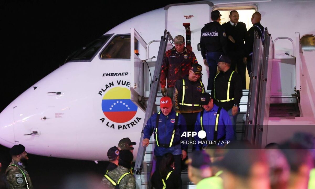 Diosdado Cabello, camina por el avión mientras los inmigrantes venezolanos deportados de los EU llegan al Aeropuerto Internacional Simón Bolívar