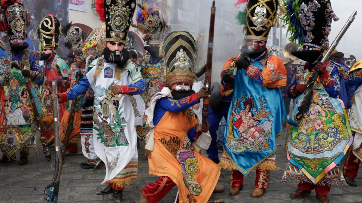 Narran las luchas y rituales entre aztecas y otros pueblos.