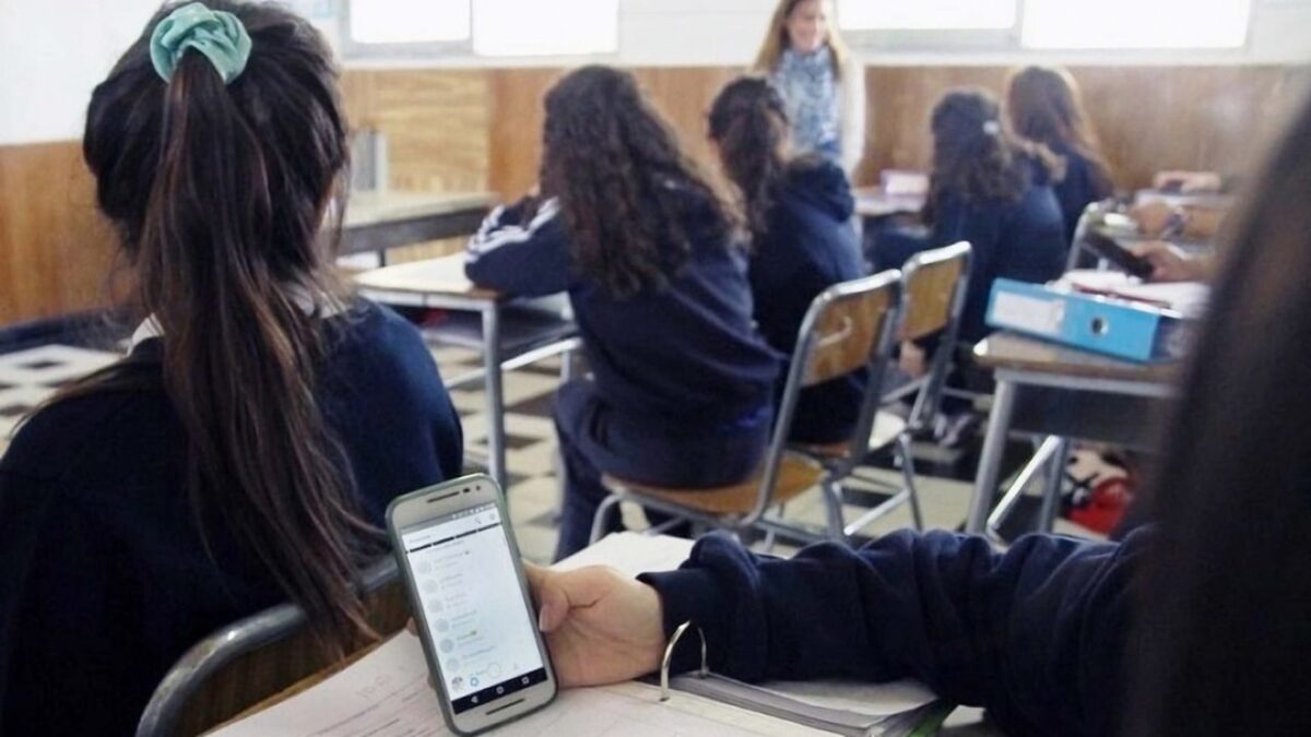 Los profesores y las escuelas deben establecer políticas claras sobre el uso de celulares en el aula