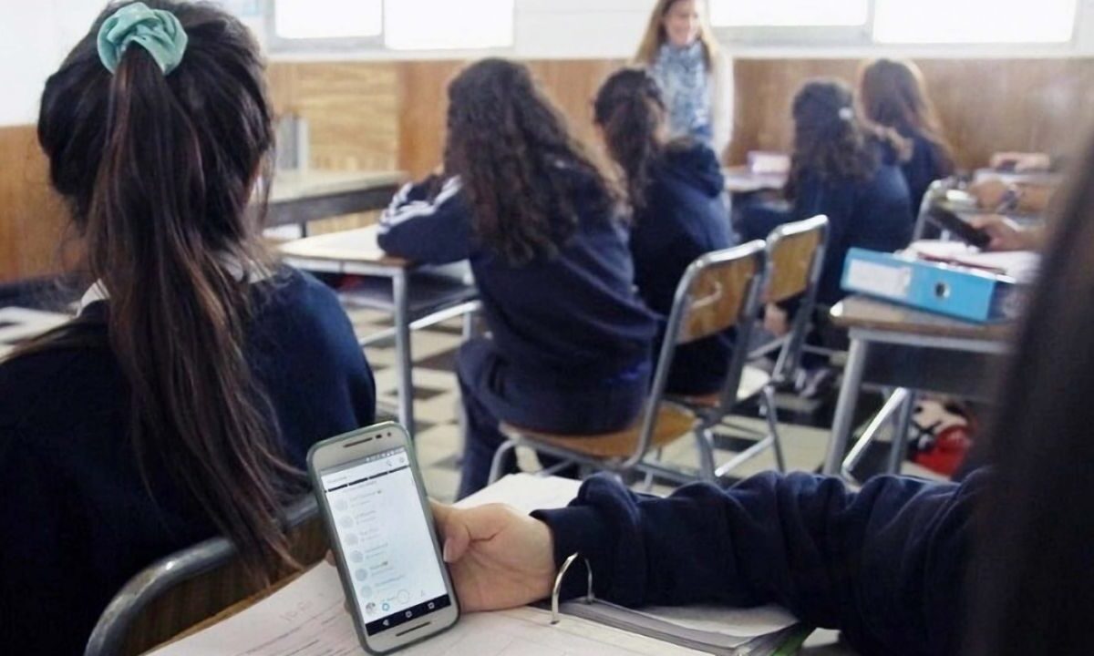 Los profesores y las escuelas deben establecer políticas claras sobre el uso de celulares en el aula