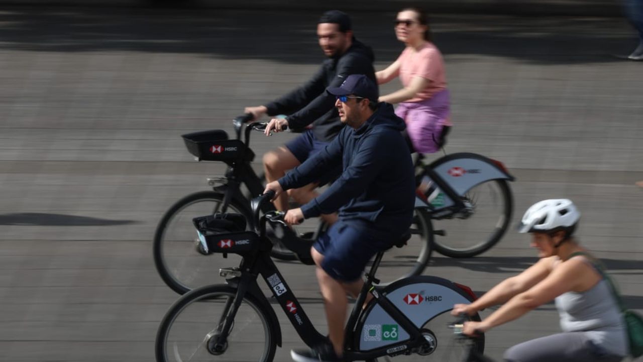 Ciudadanos toman las calles para realizar una rodada ciclista, en compañía de amigos , familia o pareja 