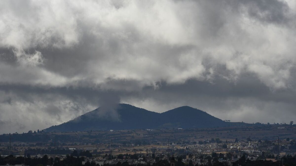 Rachas de viento muy fuertes y lluvias aisladas y calor en algunos estados