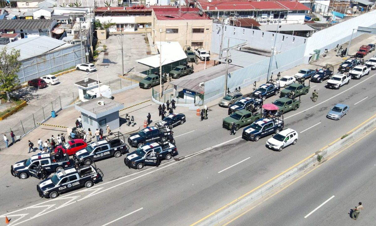 Policía estatal y Guardia Nacional establecieron un perímetro de seguridad. 