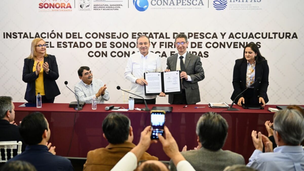 Durazo formalizó la firma de convenios de colaboración entre el Gobierno de Sonora, Conapesca e IMIPAS, acuerdos clave que fortalecerán el trabajo conjunto en beneficio del sector pesquero y acuícola, garantizando su crecimiento y sustentabilidad