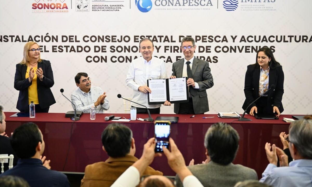 Durazo formalizó la firma de convenios de colaboración entre el Gobierno de Sonora, Conapesca e IMIPAS, acuerdos clave que fortalecerán el trabajo conjunto en beneficio del sector pesquero y acuícola, garantizando su crecimiento y sustentabilidad