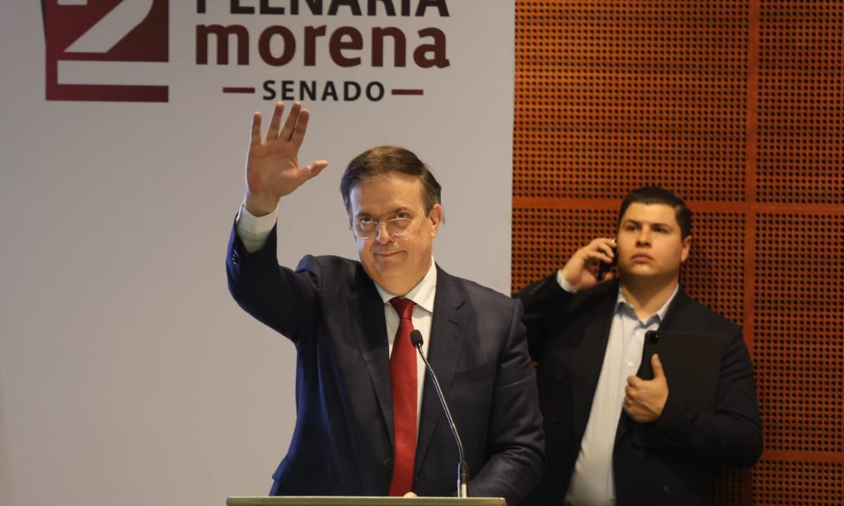 Marcelo Ebrard en sesión parlamentaria de Morena