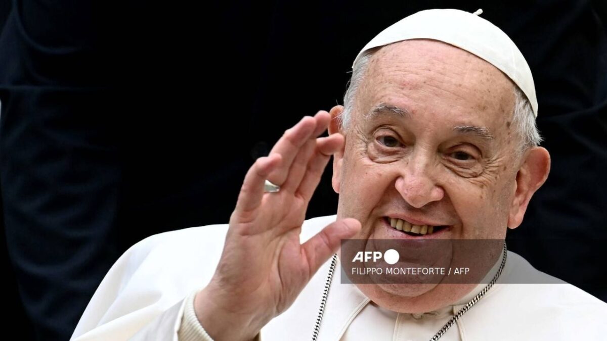 El Papa Francisco saludando a su llegada para asistir a la presentación de un nuevo papamóvil eléctrico el pasado 4 de diciembre