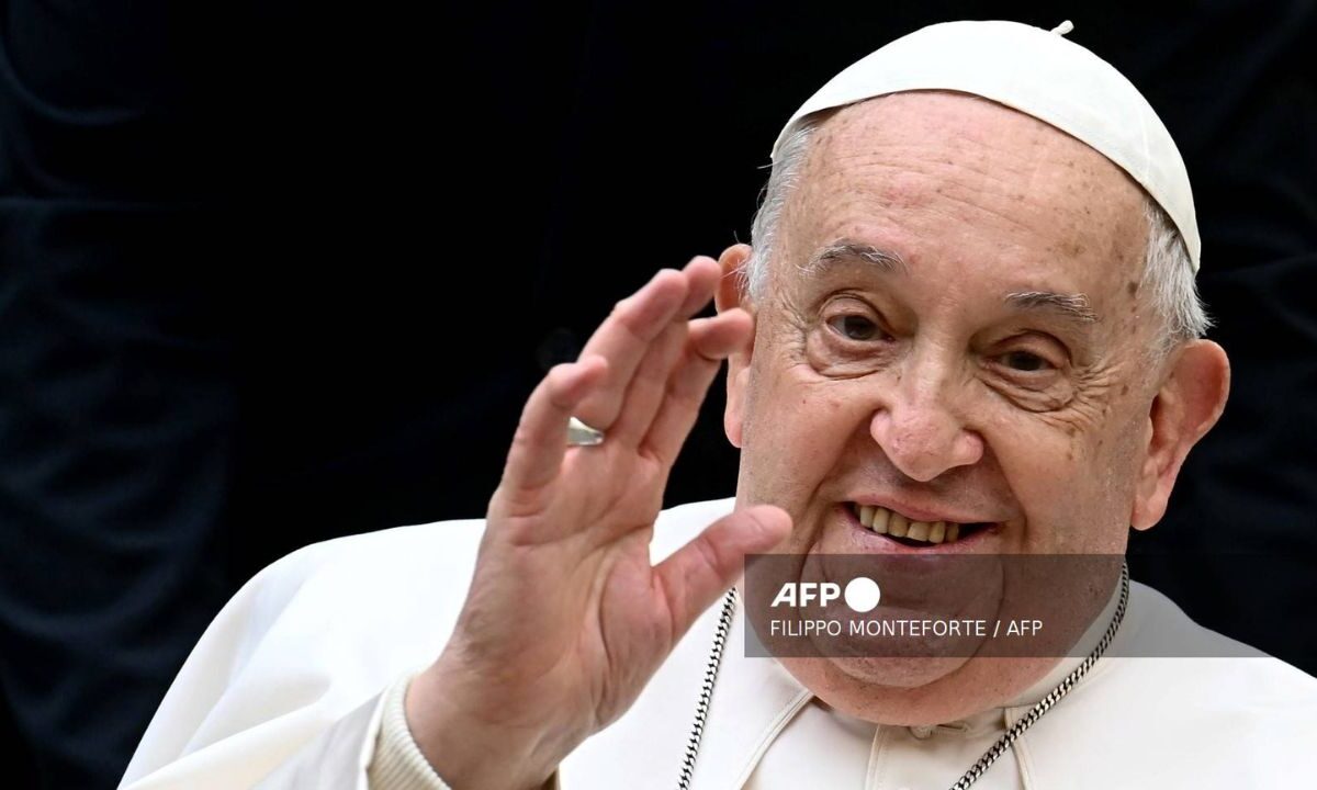 El Papa Francisco saludando a su llegada para asistir a la presentación de un nuevo papamóvil eléctrico el pasado 4 de diciembre