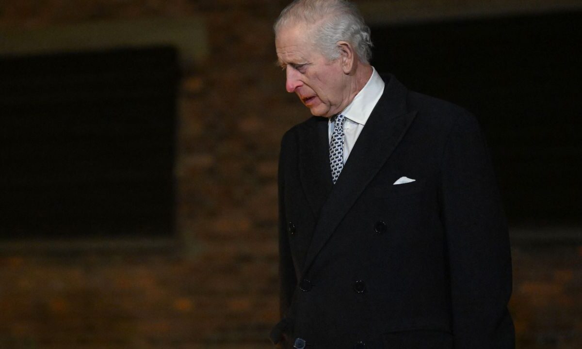 El rey Carlos III de Gran Bretaña durante una visita al Memorial y Museo de Auschwitz-Birkenau