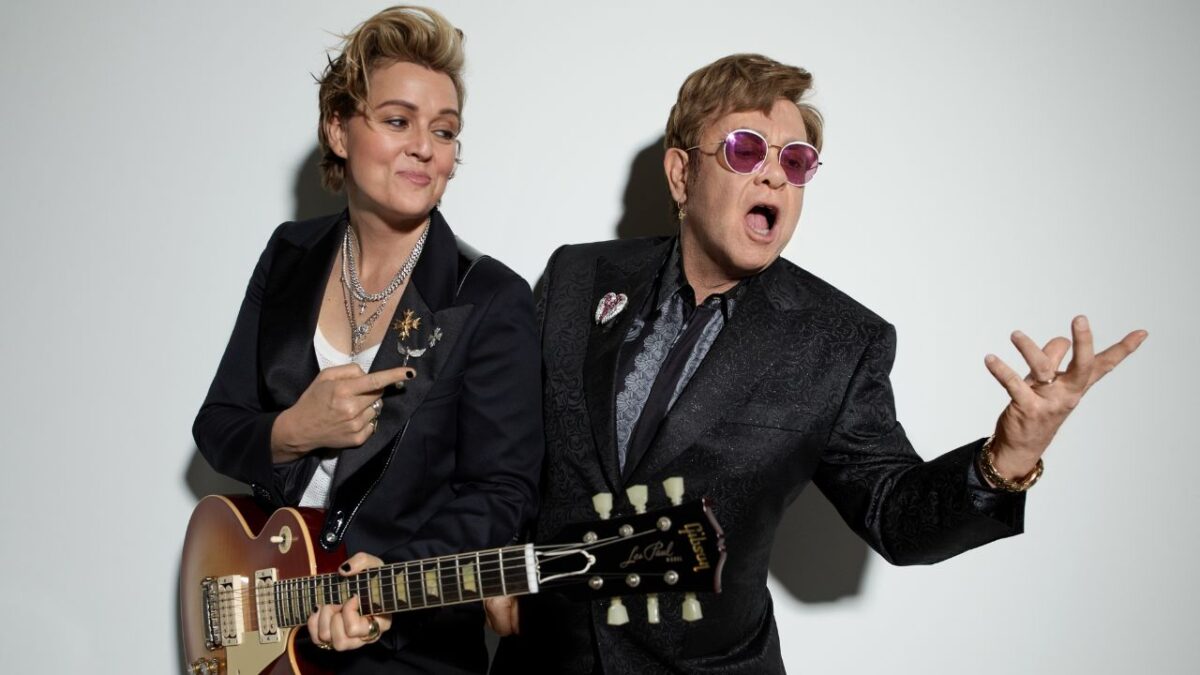 Elton John, anunció ayer la publicación de Who Believes In Angels?, el álbum de estudio colaborativo con Brandi Carlile