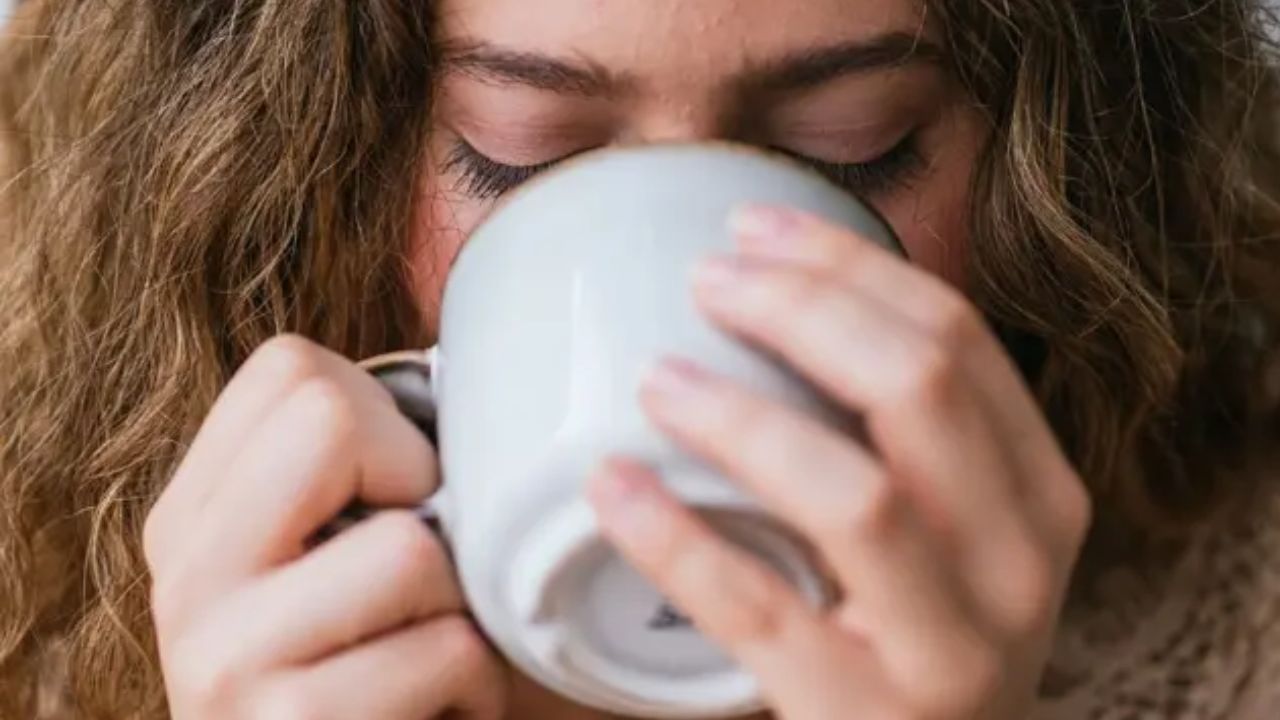 El agua y los líquidos calientes son algunos de los mejores líquidos que puede consumir ante las bajas temperaturas 