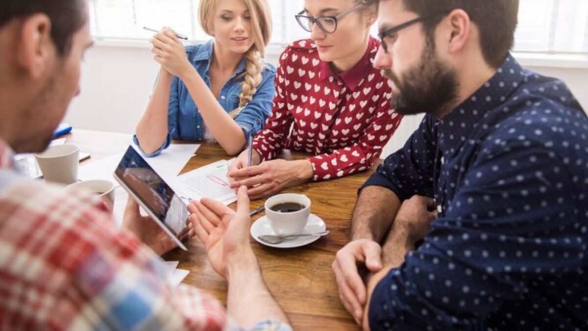 Personas asisitiendo a una reunión