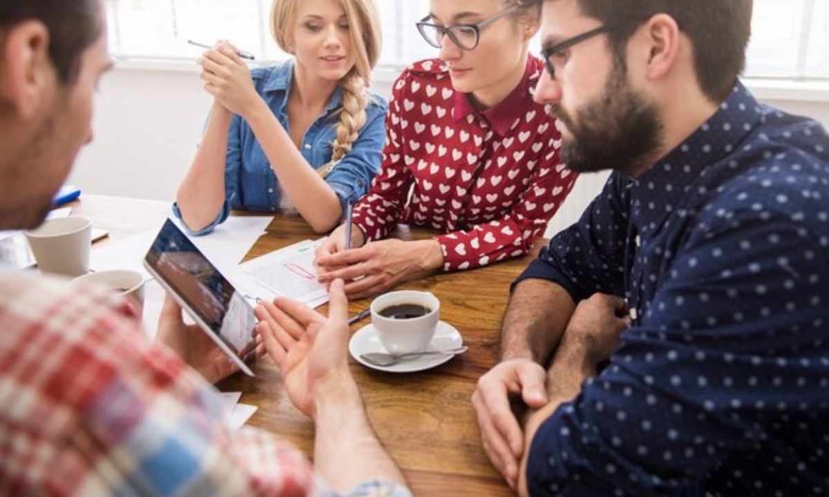 Personas asisitiendo a una reunión