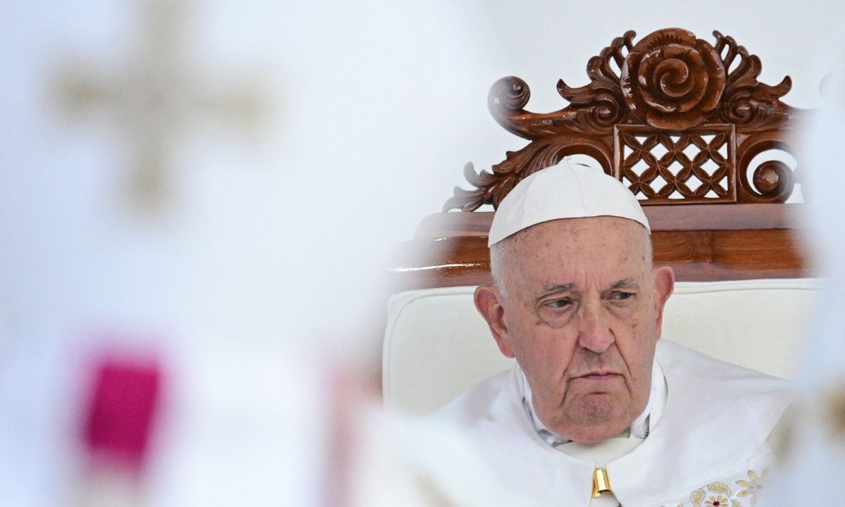 El Papa Francisco lucha contra una neumonía con pronóstico reservado. Su edad y antecedentes médicos complican su recuperación