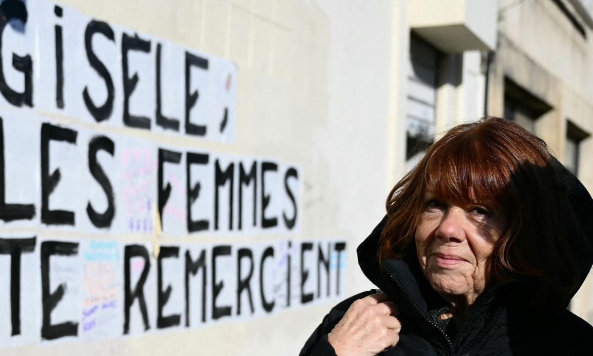 Gisele Pelicot reacciona junto a un collage que dice "Gisele, las mujeres te agradecen" tras llegar al juicio de su expareja Dominique Pelicot