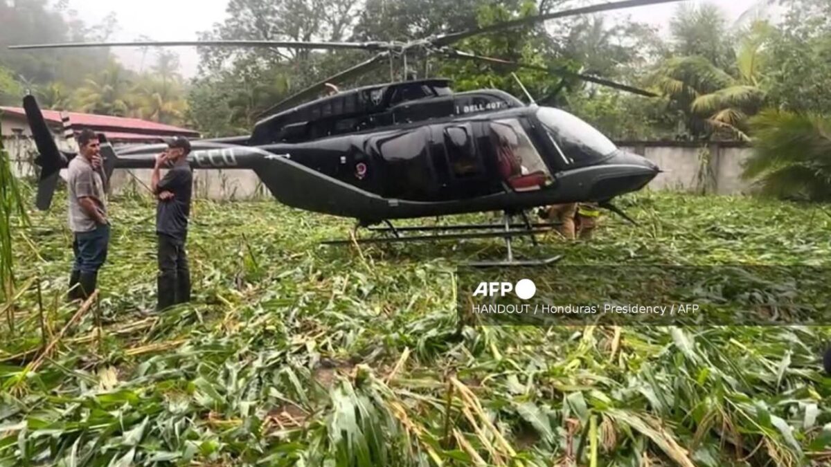 Campesinos de pie junto al helicóptero en el que viajaba la presidenta de Honduras, Xiomara Castro