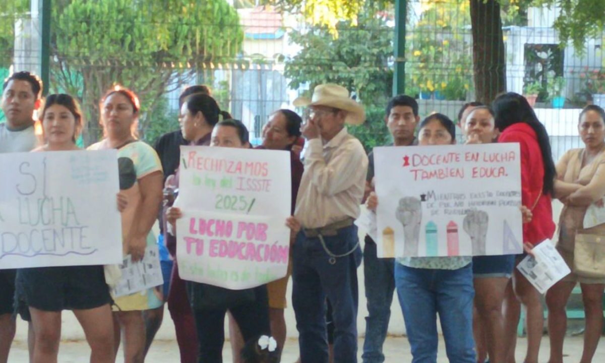 Docentes de Quintana Roo se manifestaron en calles de Cancún.