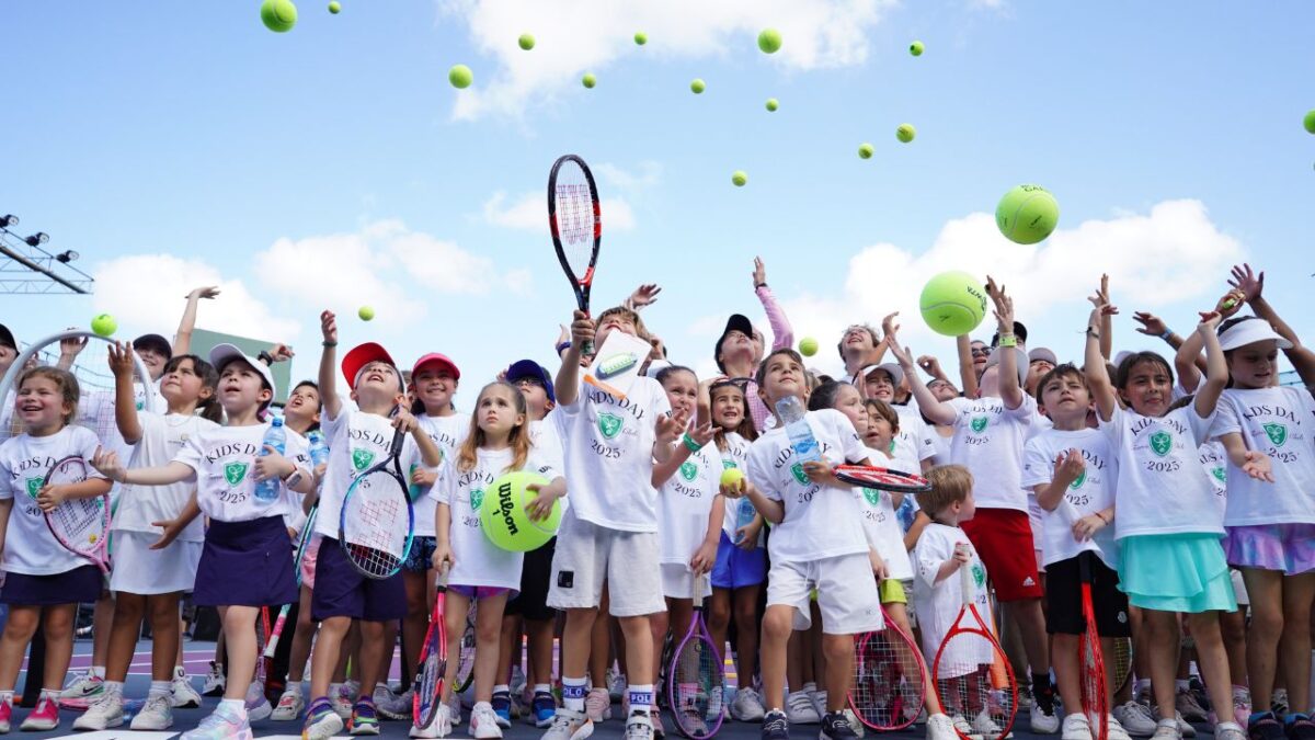 Zarazúa se dio el tiempo de convivir con algunos niños en la cancha principal del Yucatán Country Club donde les recomendó que se diviertan en todo lo que hagan.