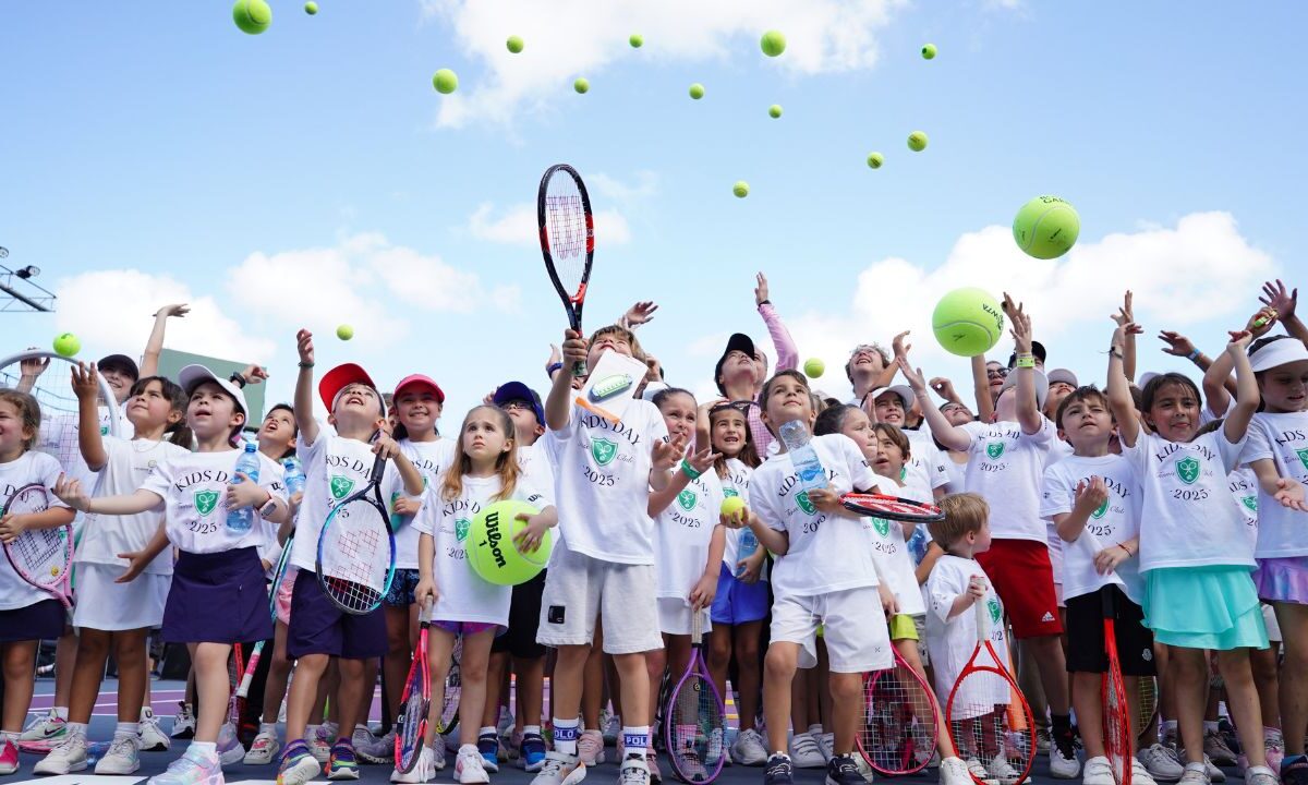 Zarazúa se dio el tiempo de convivir con algunos niños en la cancha principal del Yucatán Country Club donde les recomendó que se diviertan en todo lo que hagan.