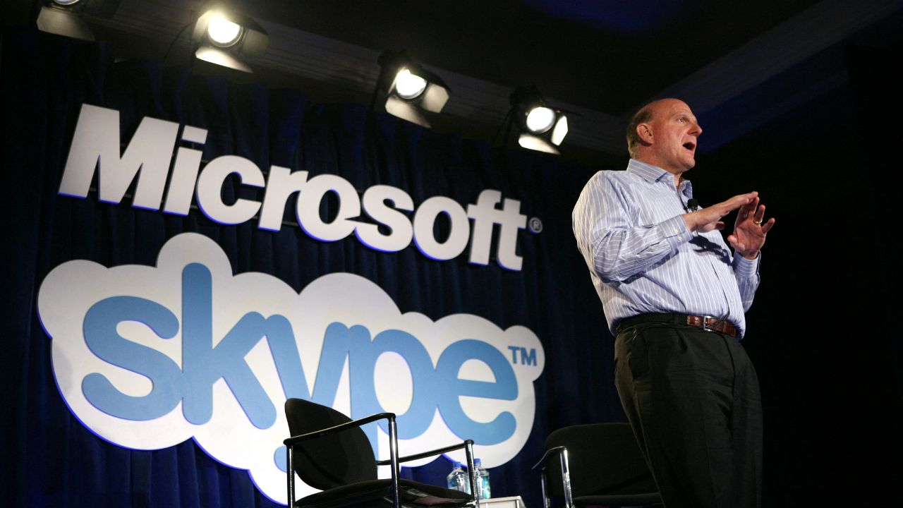 El director ejecutivo de Microsoft, Steve Ballmer, habla durante un anuncio el 10 de mayo de 2011 en San Francisco, California.