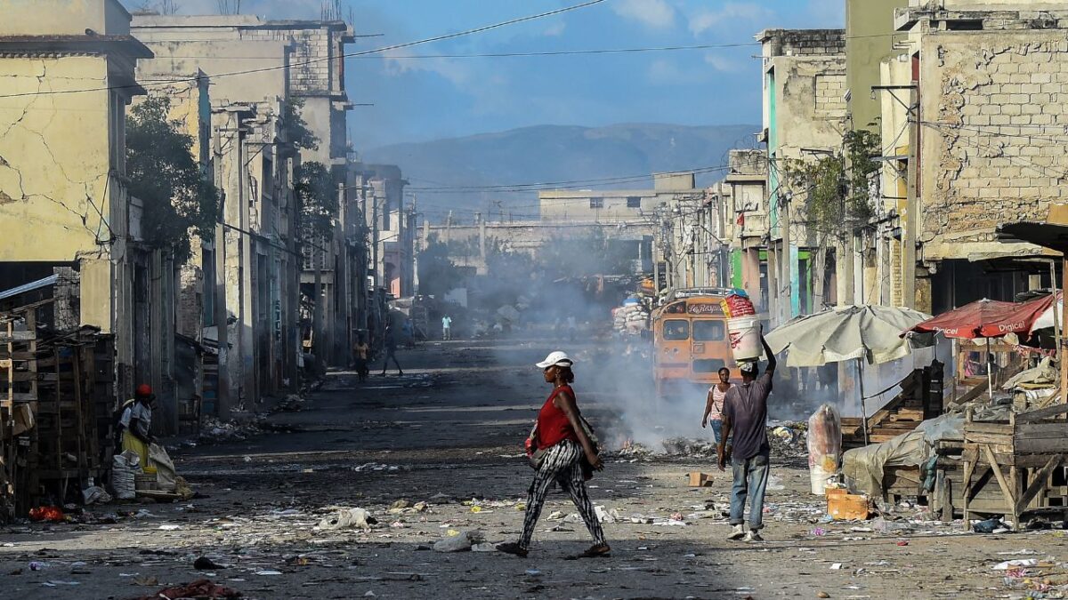 La violencia descontrolada en Haití ha dejado miles de muertos y desplazados, lo que agrava la situación humanitaria