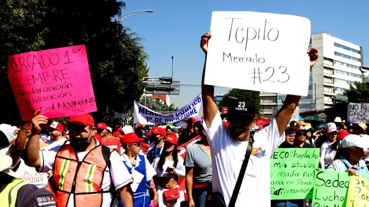 Con pancartas, locatarios de distintos mercados de la capital se plantaron frente a las oficinas de Sedeco; en Metro Eugenia, los inconformes bloquearon los accesos, impidiendo la salida de los usuarios.