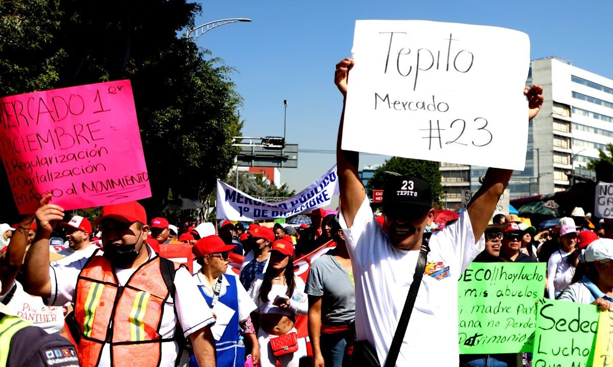 Con pancartas, locatarios de distintos mercados de la capital se plantaron frente a las oficinas de Sedeco; en Metro Eugenia, los inconformes bloquearon los accesos, impidiendo la salida de los usuarios.