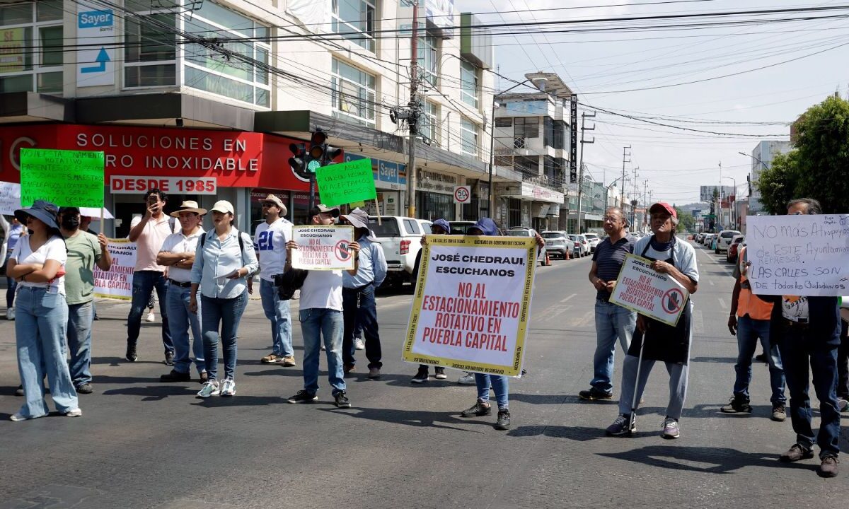 El grupo vecinal inconforme se manifestó con pancartas en las calles céntricas de la colonia Chulavista, pues aseguran que el cabildo no les notificó previamente de la medida y esto les ocasionará pérdidas económicas. 