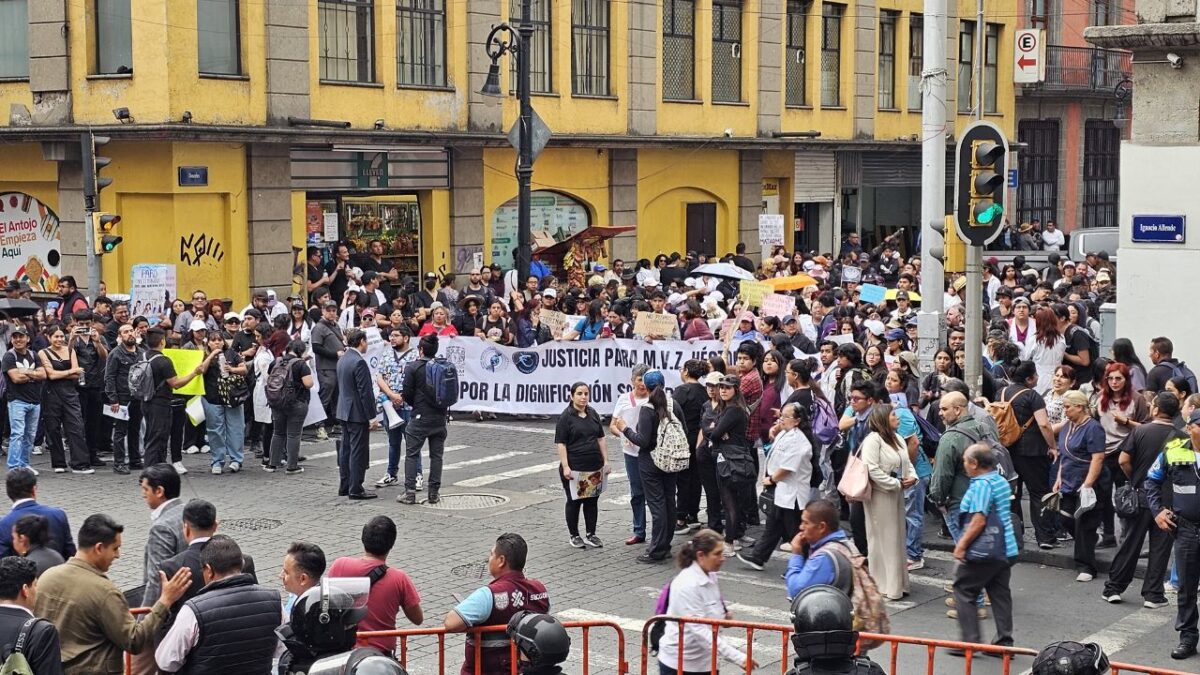 Veterinarios realizan protesta por el asesinato de Héctor Hernández en Tultepec, Estado de México