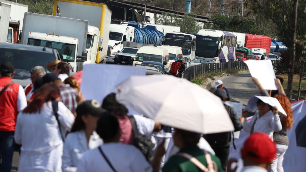 Los manifestantes bloquearon la caseta de Tepotzotlán ante las extorsiones. 