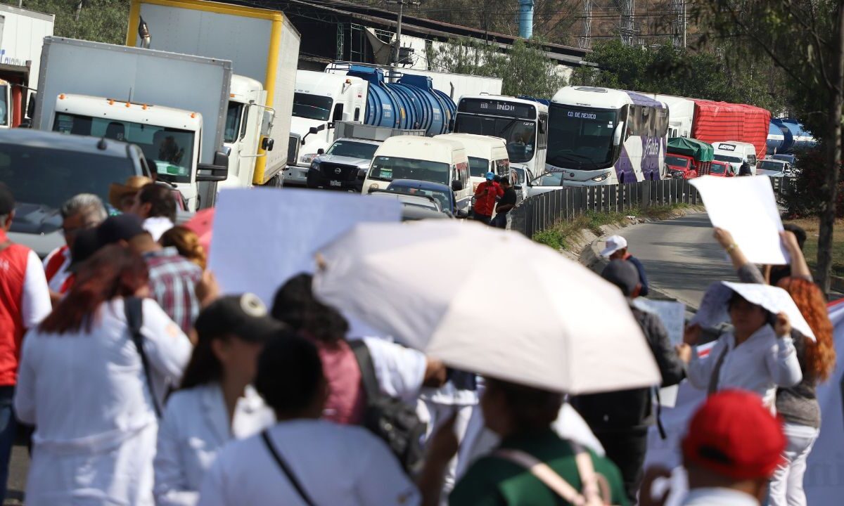 Los manifestantes bloquearon la caseta de Tepotzotlán ante las extorsiones. 