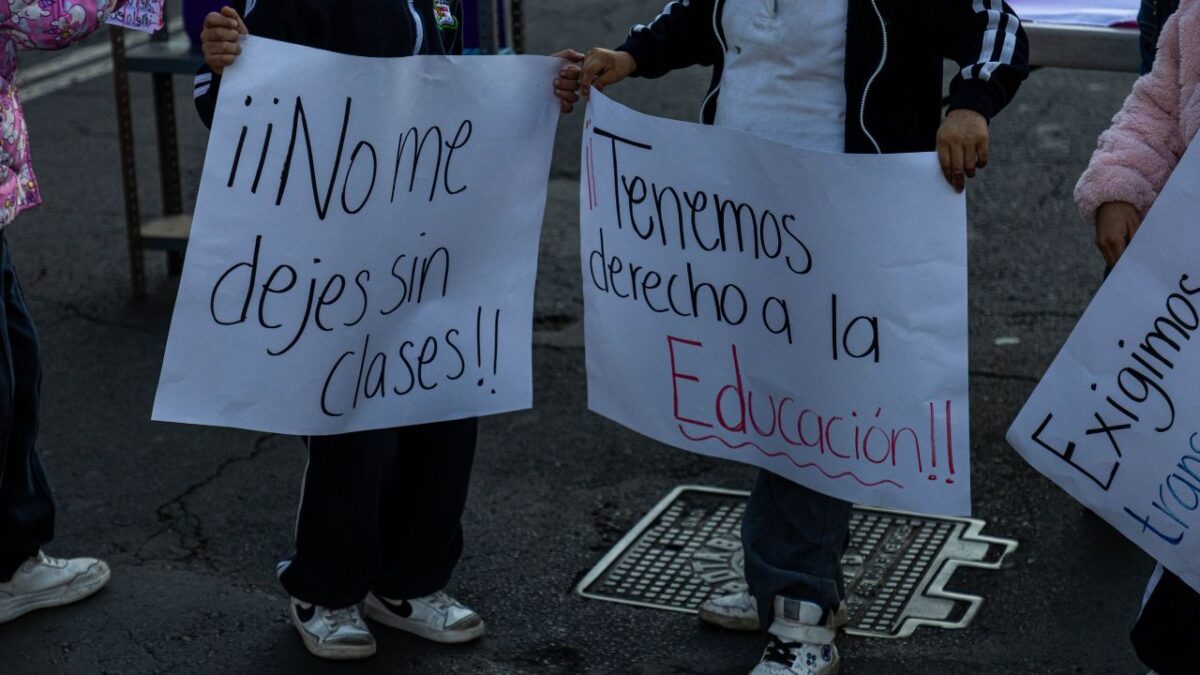 La mañana del domingo un grupo de personas acudió al inmueble y desalojó el lugar; padres de familia, estudiantes y maestros bloquearon la Calzada México-Tacuba para exigir a las autoridades atender el caso.