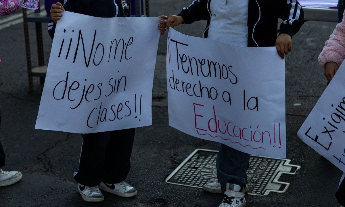 La mañana del domingo un grupo de personas acudió al inmueble y desalojó el lugar; padres de familia, estudiantes y maestros bloquearon la Calzada México-Tacuba para exigir a las autoridades atender el caso.