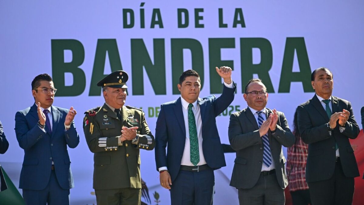 Gallardo Cardona invitó a las y los estudiantes a mirar a su Bandera con orgullo, porque representa la grandeza de México