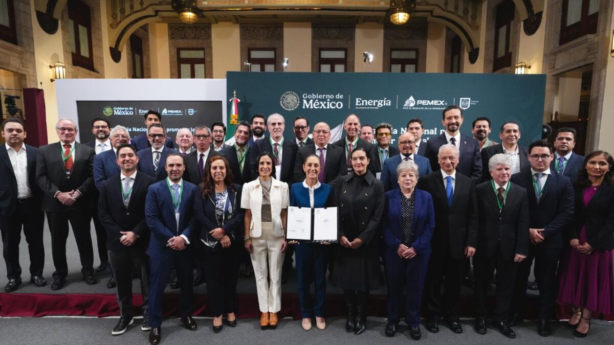 Sheinbaum firma acuerdo con gasolineros para que Magna no cueste más de 24 pesos