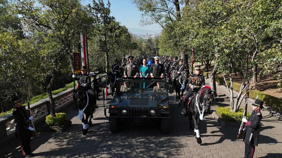 La Presidenta Claudia Sheinbaum Pardo encabezó la ceremonia por el 112 Aniversario de la Marcha de la Lealtad en el Castillo de Chapultepec.