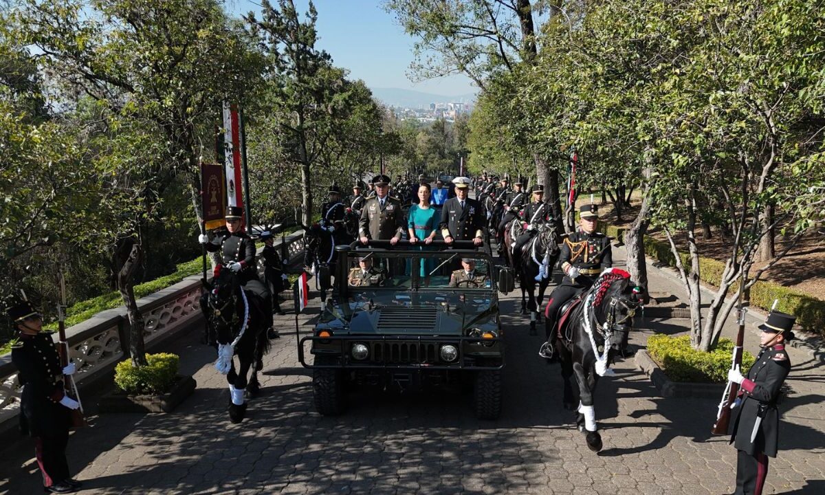 La Presidenta Claudia Sheinbaum Pardo encabezó la ceremonia por el 112 Aniversario de la Marcha de la Lealtad en el Castillo de Chapultepec.