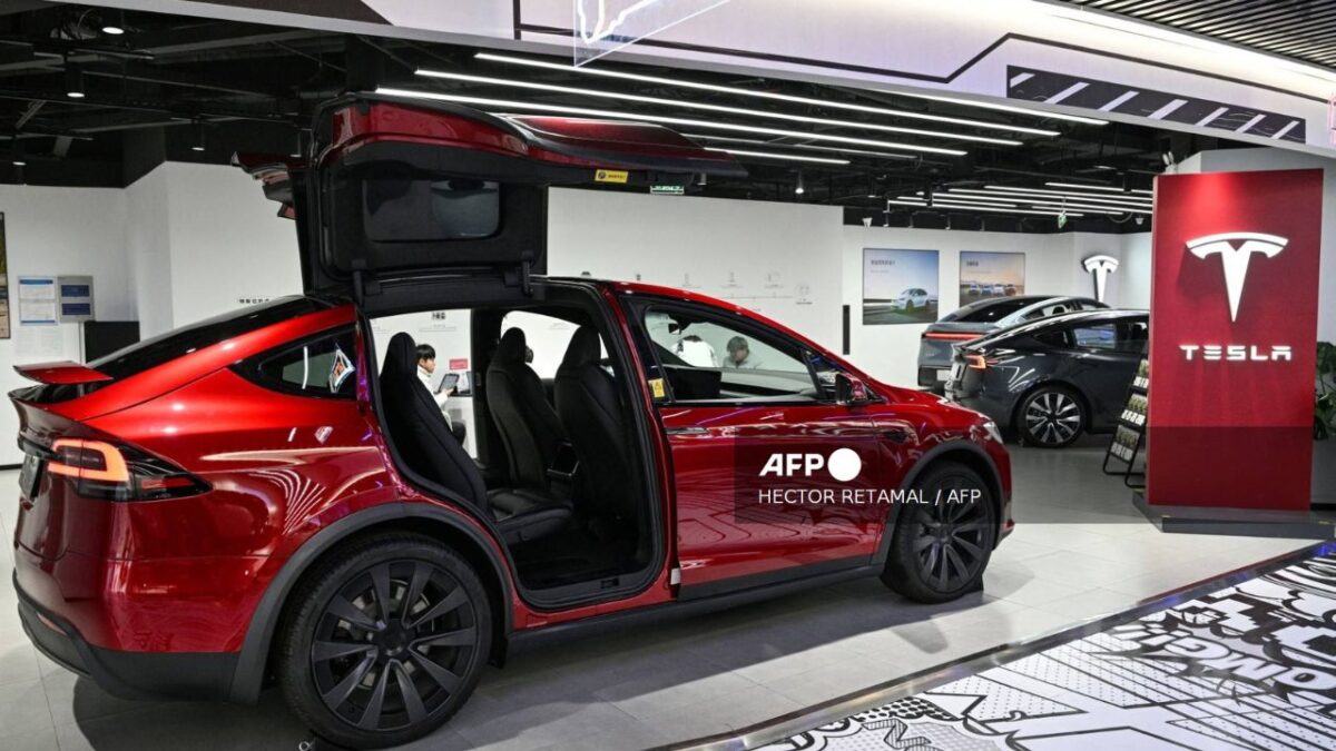 Un Tesla Model X se ve en una sala de exposición del fabricante de vehículos eléctricos estadounidense en un centro comercial en el distrito Changning de Shanghai